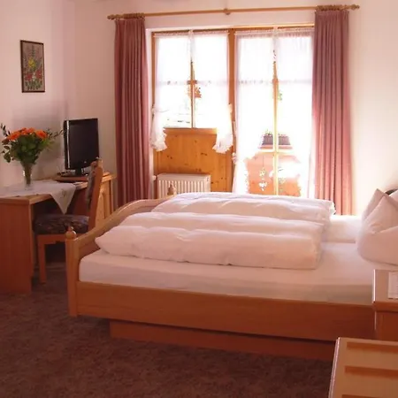 Gaestehaus Schwarzlofer 4*