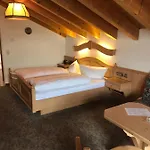 Gaestehaus Schwarzlofer Guest house 3*